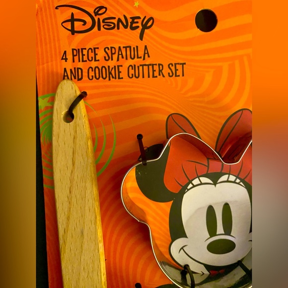 Disney Halloween 4 Piece Spatula & Cookie Cutter Set New - Picture 3 of 5
